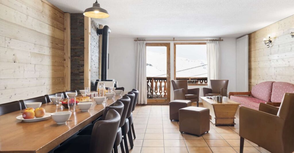 picture of the living and dining area in val chaviere val thorens