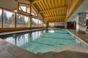 The indoor swimming pool at Les Chalet de Leana